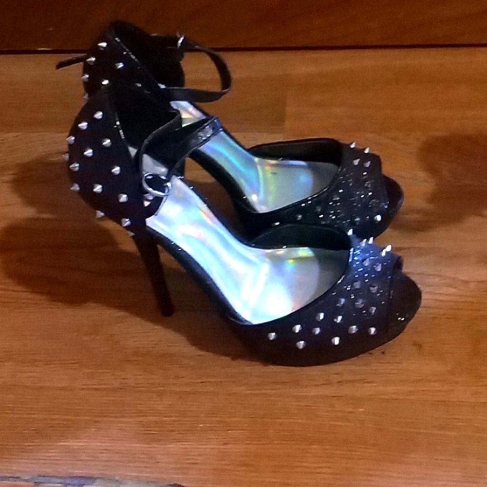 Heels - Picture 1 of 3